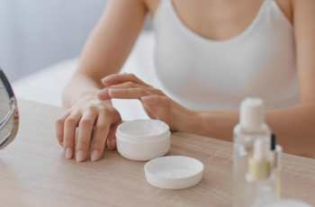 Mastering Moisturizers: The Science Behind Effective Skincare Hydration
