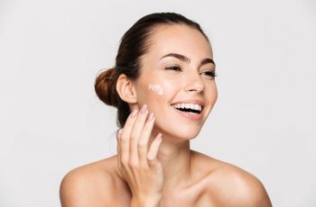 Mixing Azelaic Acid with L-Ascorbic Acid for Brighter Skin