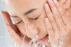 The Best Water and Temperature for Washing Your Face: Dermatologist’s Guide