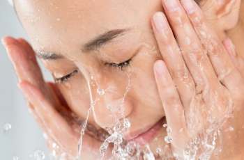 The Best Water and Temperature for Washing Your Face: Dermatologist’s Guide