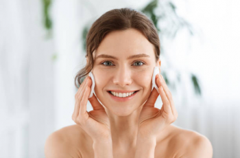 Astringents in Skincare: What They Do and Who Needs Them